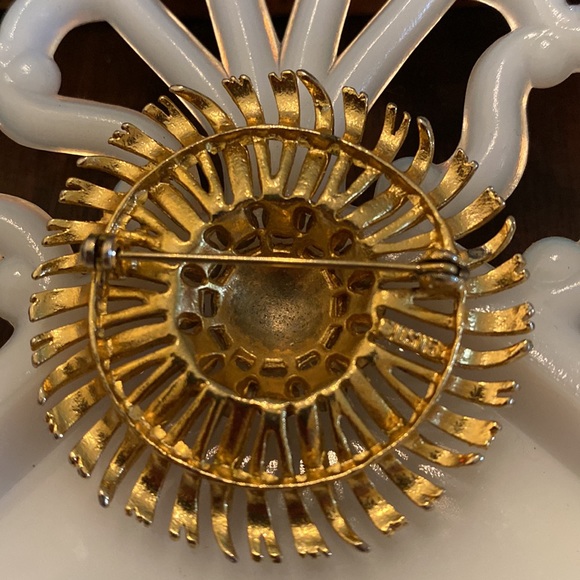 Vintage signed Lisner AB crystal and gold tone brooch - Picture 3 of 5